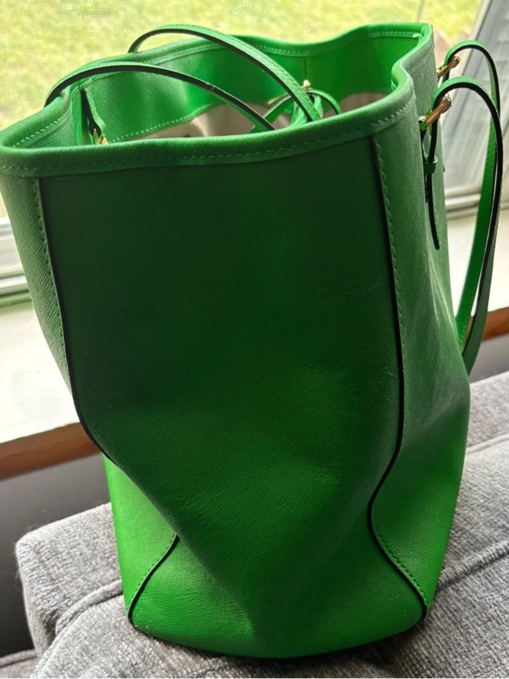Michael Kors Emerald Green Saffiano Leather Tote with Gold Accents - Picture 4 of 6